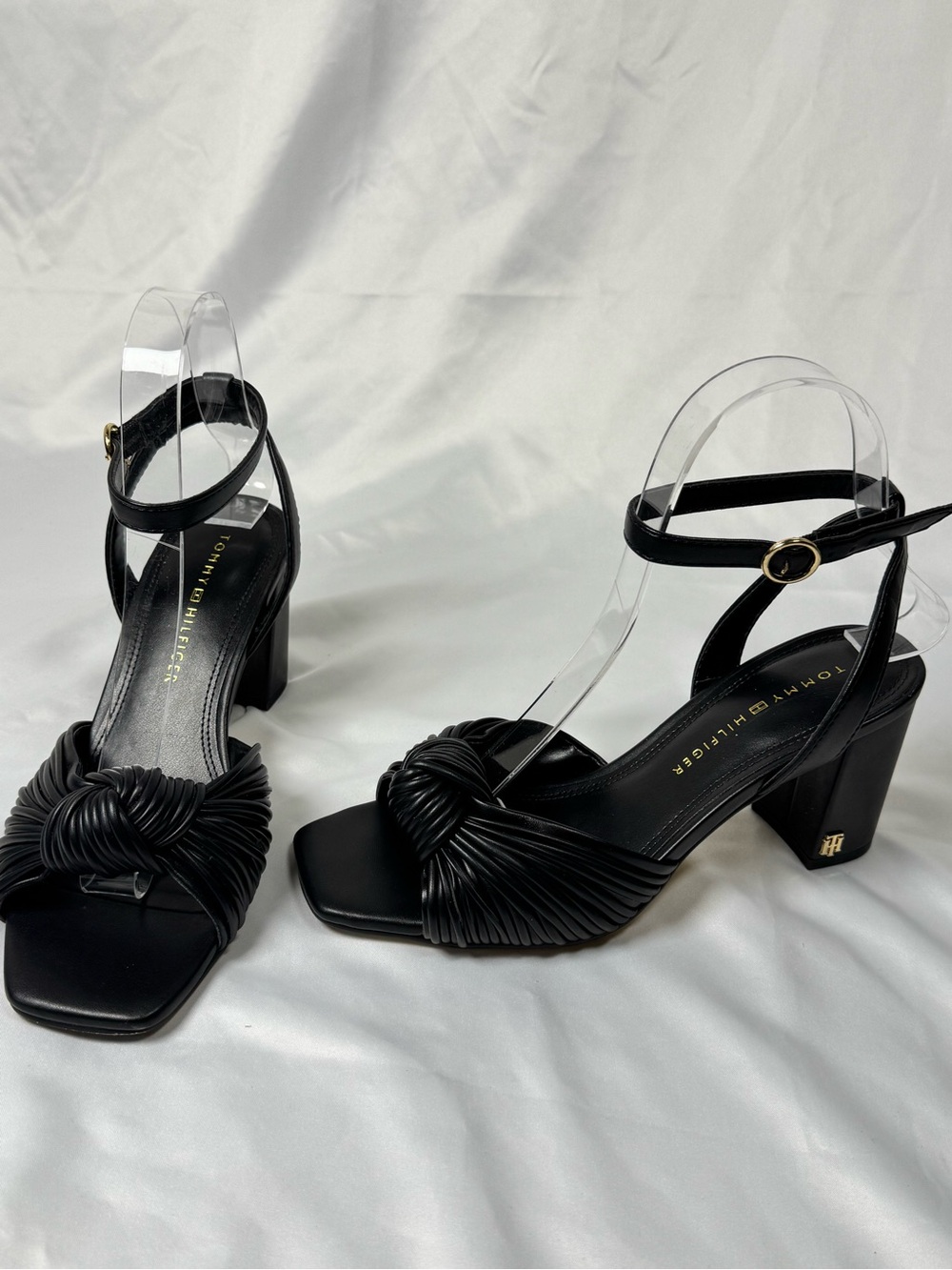 Tommy Hilfiger Black Knot Block Heel Sandals 6.5 - Like New - Picture 5 of 5